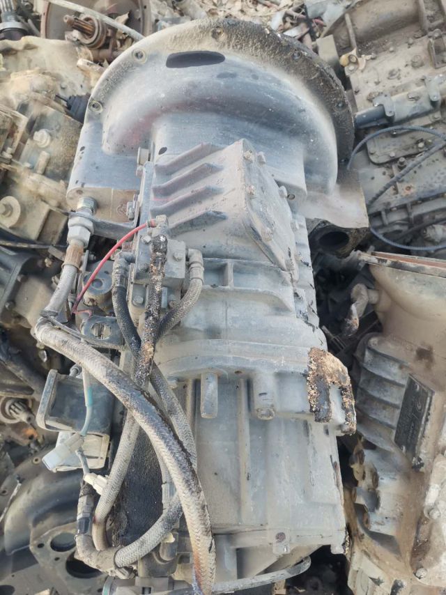 出售各种货车、客车全车件，发动机变速箱前后桥差速器驾驶室