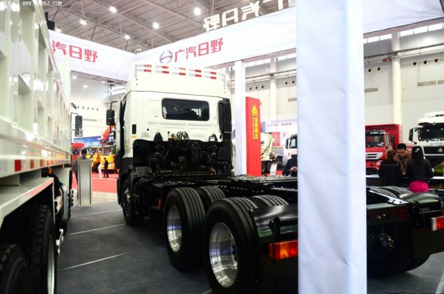 广汽日野 700系列重卡 350马力 6×4 牵引车(YC4250SS2PK4)整拆件